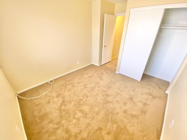 Building Photo - STUNNING 3 BEDROOM 2.5 BATH HOME LOCATED I...