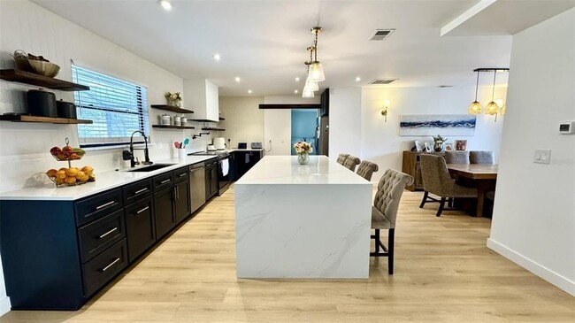 Building Photo - 415 E 6th Ave