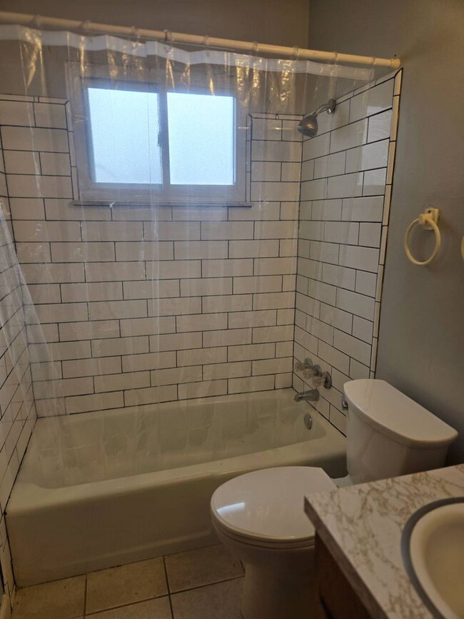 Building Photo - 2264 5th St SW