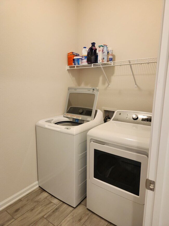 Building Photo - Perfect size, perfect location!