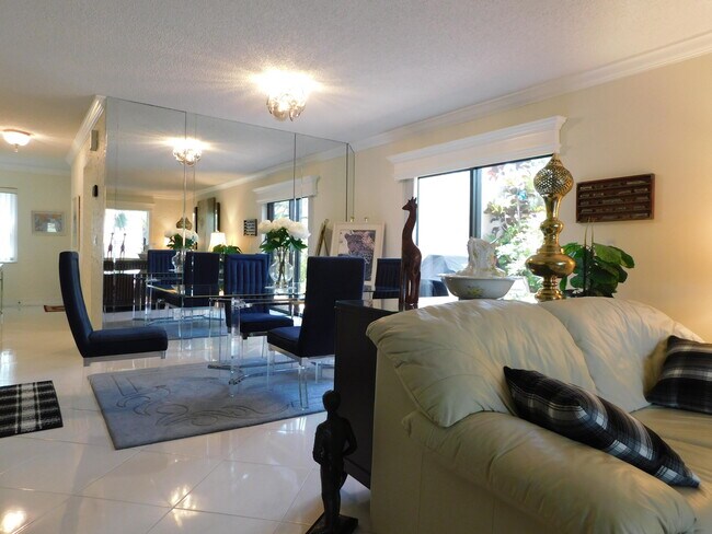 Building Photo - 9285 Vista del Lago