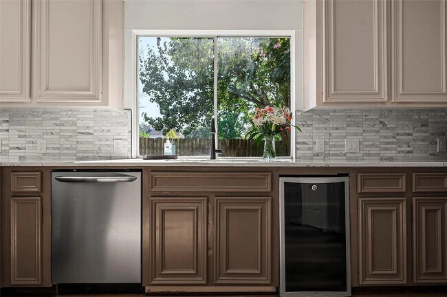 Building Photo - 3427 Shadowchase Dr