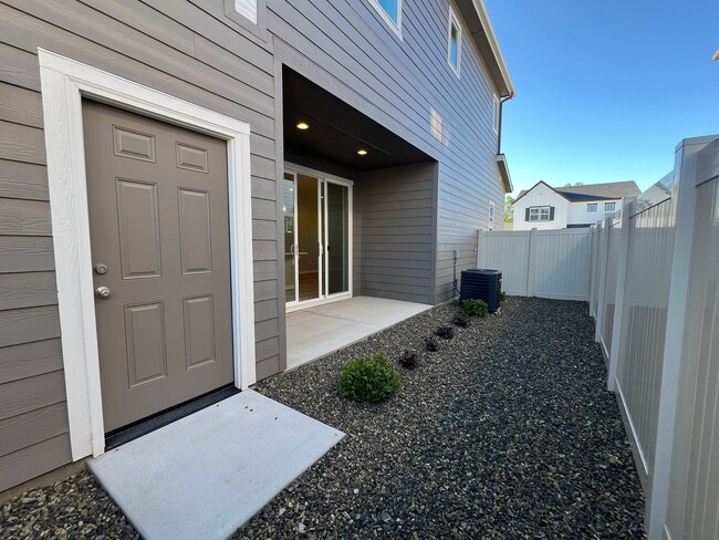 Building Photo - Brand new 3 bed 2.5 bath townhome in Stars...