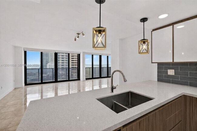 Building Photo - 600 NE 36th St