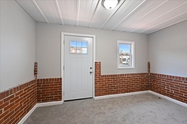 Building Photo - Gorgeous Two-Bedroom Townhome In Middle River