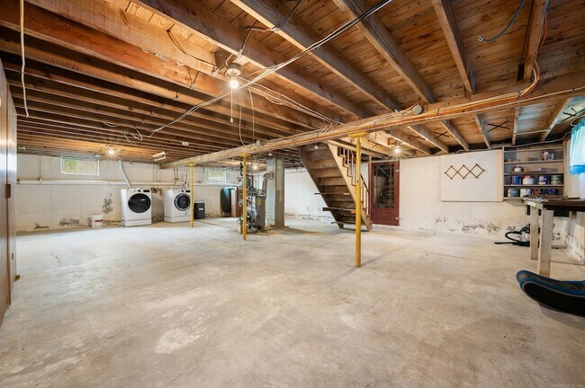 Building Photo - 204 Dunham St
