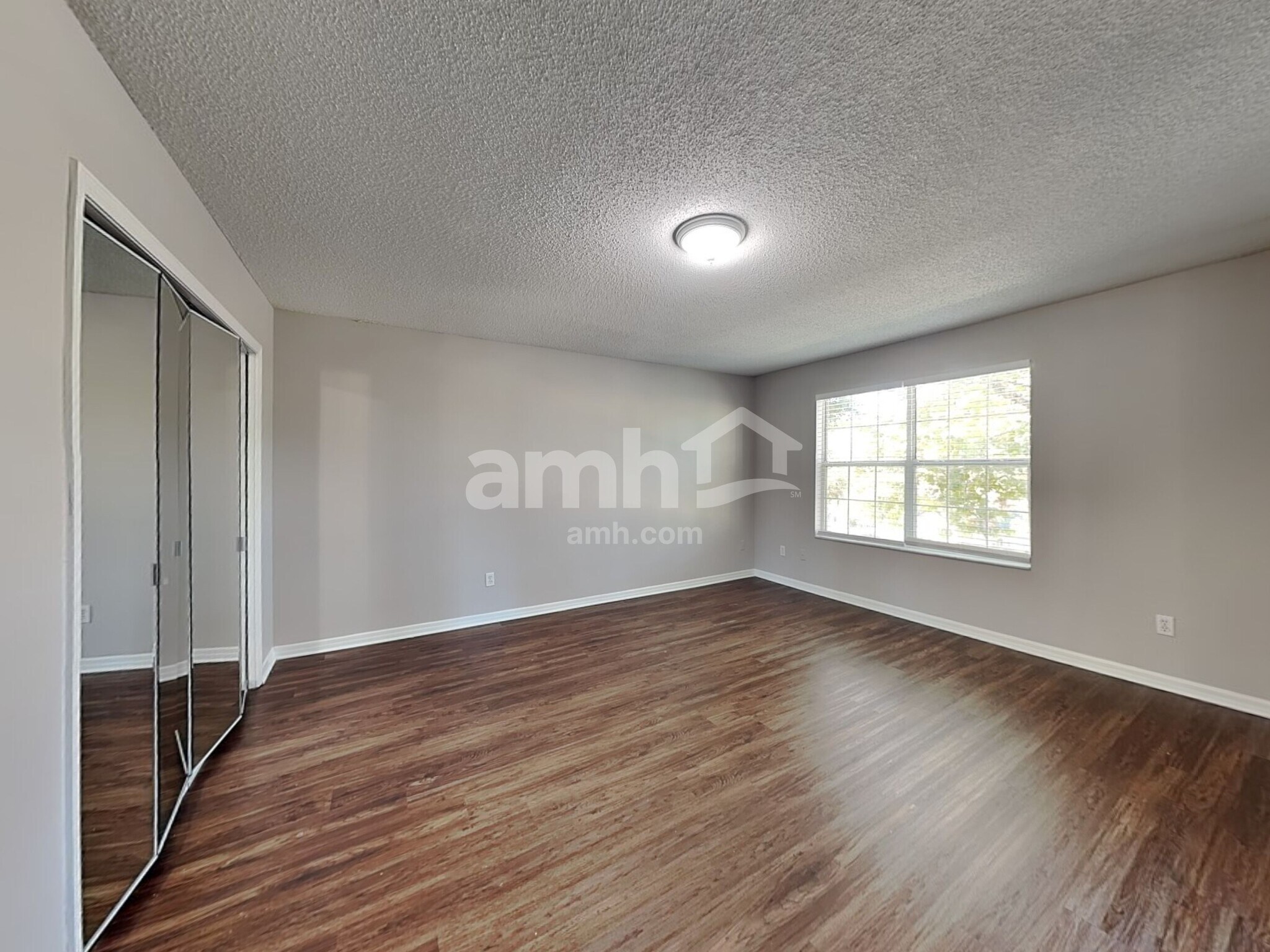 Building Photo - 1921 Knollcrest Dr