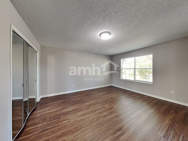 Building Photo - 1921 Knollcrest Dr