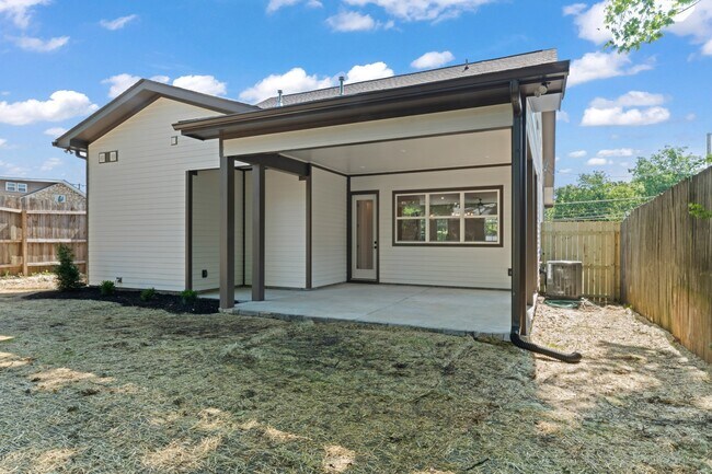 Building Photo - 1526 Jones Ave