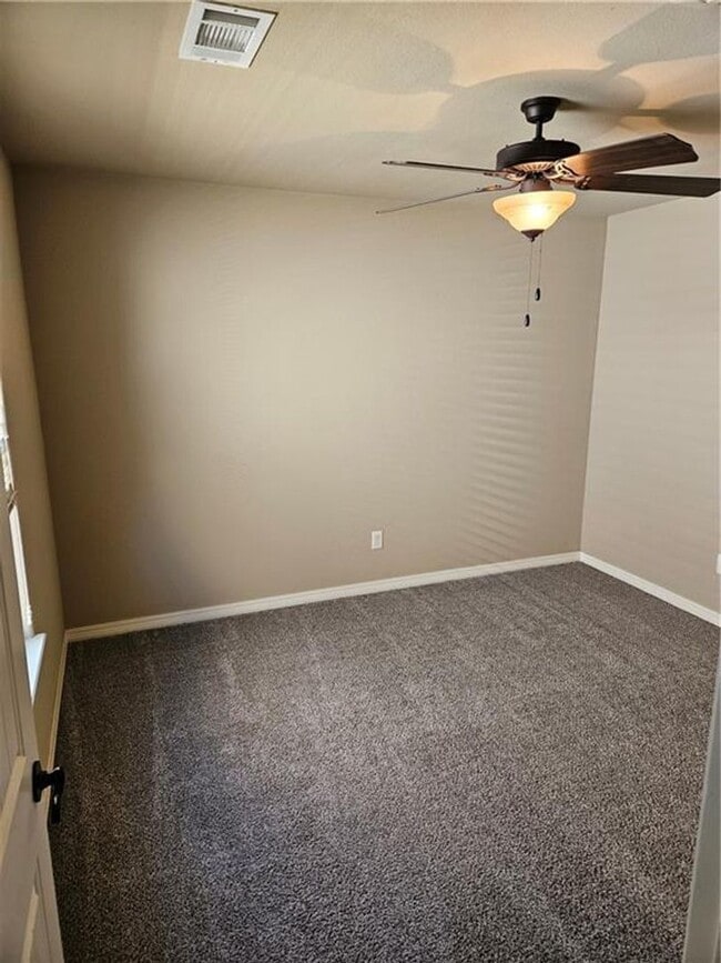 Building Photo - Nice 3 bedroom 2 bath home in Middle of Fayetteville