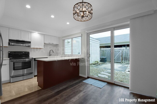 Building Photo - 911 Manor Ln