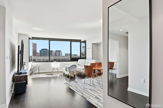 Building Photo - 250 King St