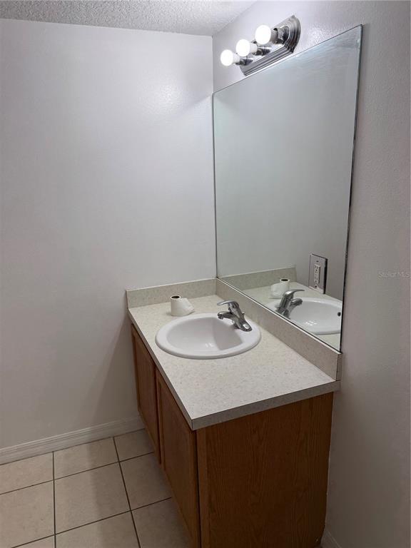 Building Photo - 1247 Lakeview Dr