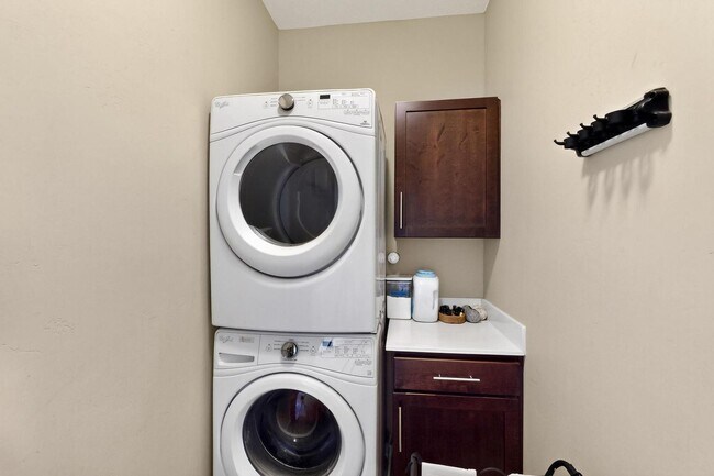 Building Photo - Sawmill District Townhouse 2/BD2/Story 2.5...