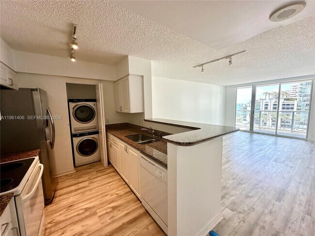 Building Photo - 1155 Brickell Bay Dr