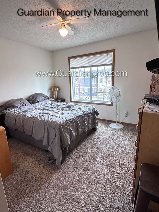 Building Photo - Apple Valley Town Home, 1 Car Garage, Laundry in Unit, Storage