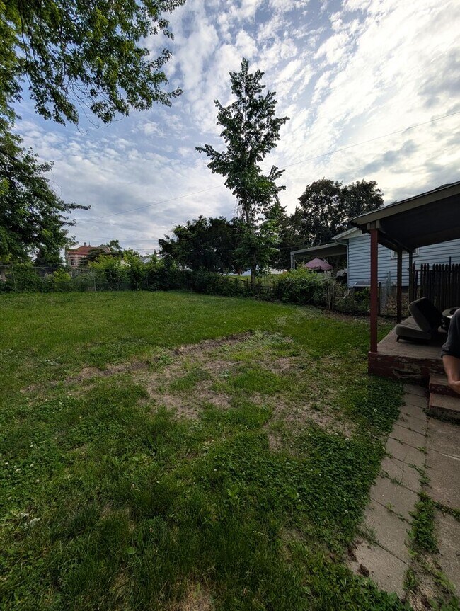 Building Photo - 2 Bedroom Home With Fenced Yard in Davenport!