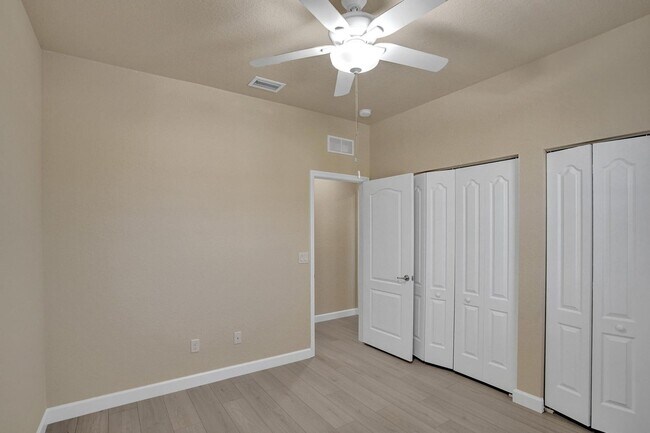 Building Photo - Gorgeous Townhome in Parkland