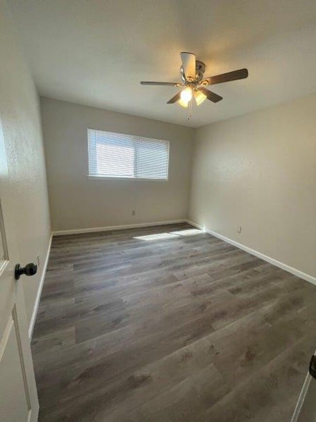 Building Photo - 2 Bedroom Walking Distance to Mather Air Force Base