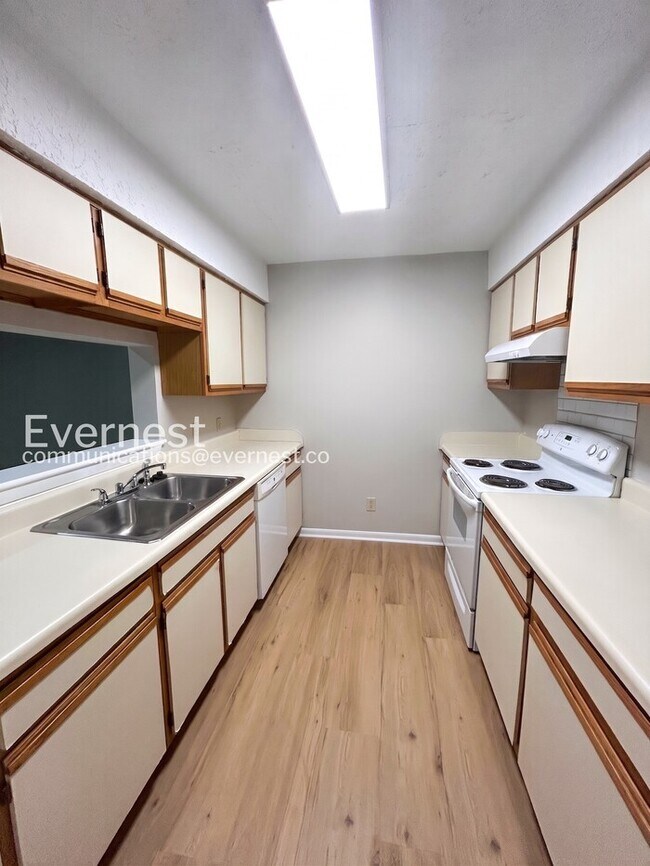 Building Photo - 3 Bed/1.5 Bath Townhome with Off-Street Parking / Available Soon!