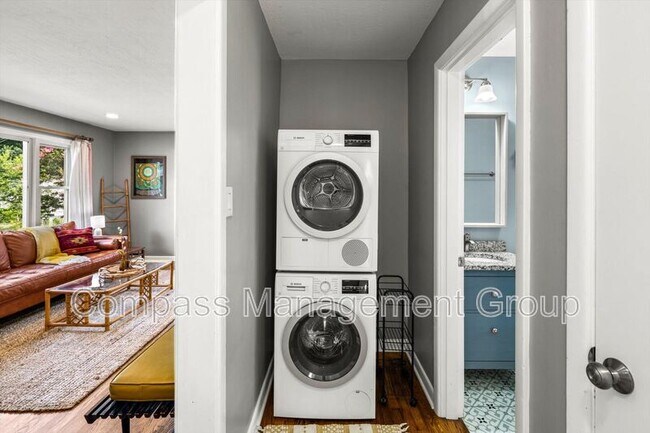 Building Photo - 917 Hall St
