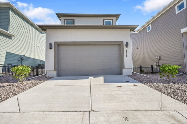 Building Photo - $2,495.00, 3 bed,2.5 bath located in Color...
