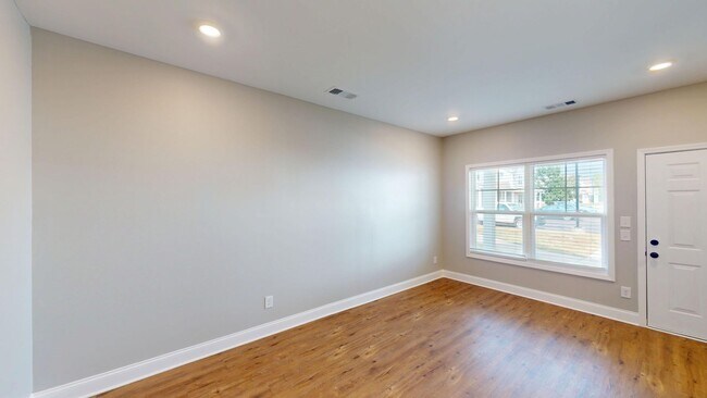 Building Photo - Columbia, TN 2 Bed/2.5 Bath Townhome With ...