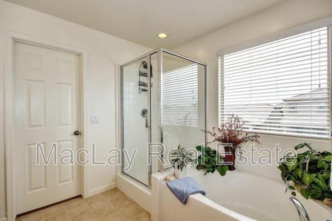 Building Photo - 3946 E Blue Spruce Ln