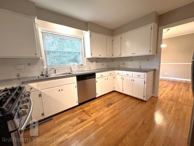 Building Photo - Two Story Home in Upper Arlington with att...