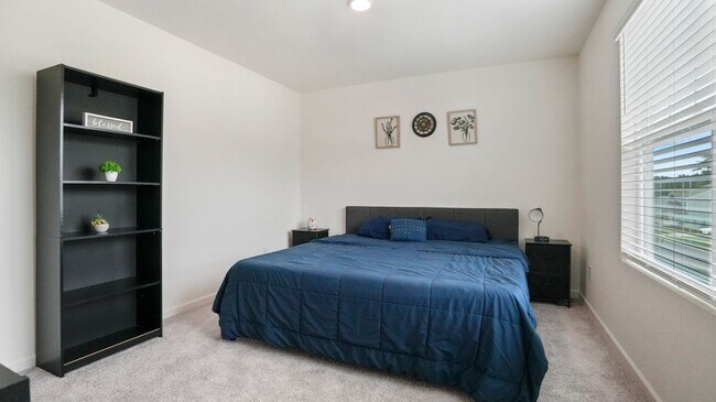 Building Photo - 4 bedroom 2.5 bathroom Single Family Home
