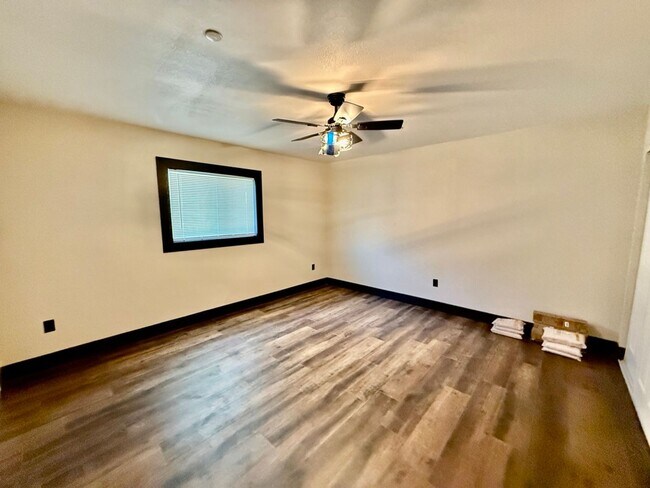 Building Photo - 15178 Darnell Dr