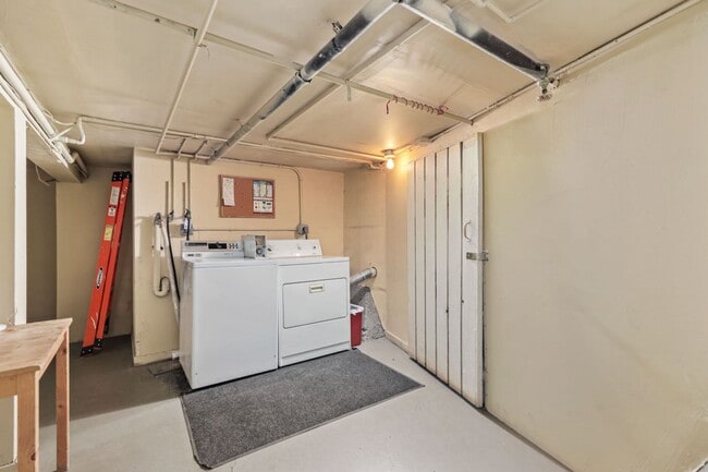 Building Photo - Lower Haight: Remodeled Top Floor 1 Bed 1 Bath near Duboce Park