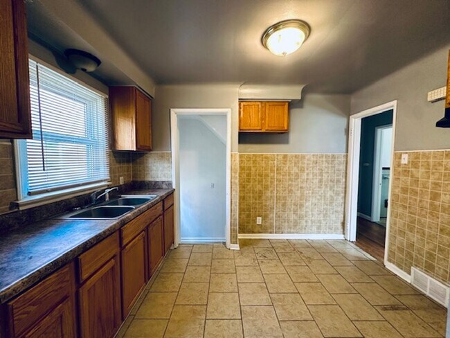 Building Photo - 3 Bedroom 1 Bath Welcome Section 8