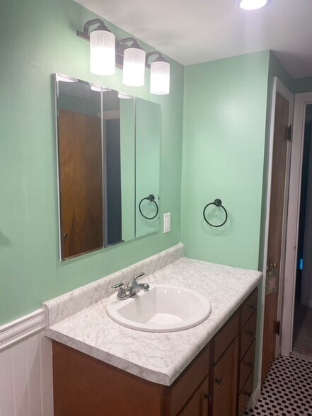 Bathroom vanity - 3 Alton Rd