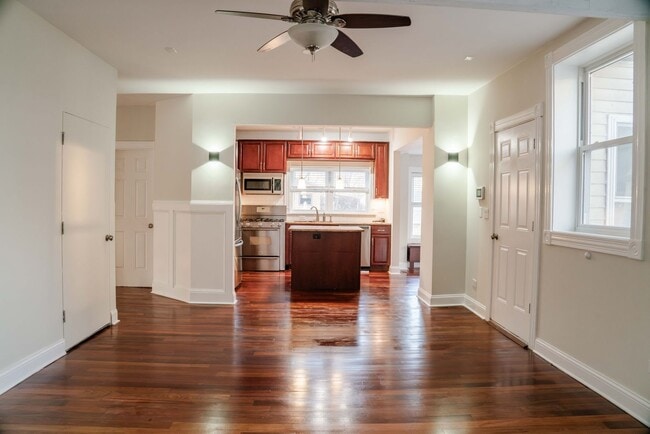 Building Photo - Gorgeous 5 Bedroom / 4 Full Bath Home along Chicago River