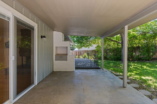 Building Photo - Home Sweet Home in Exclusive Warm Springs Mesa