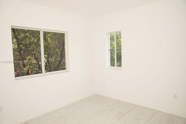 Building Photo - 273 SE 32nd Ave