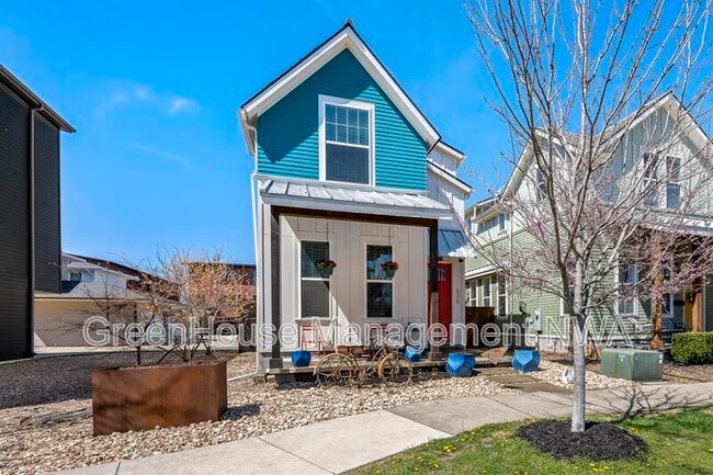 Building Photo - 636 SW B St