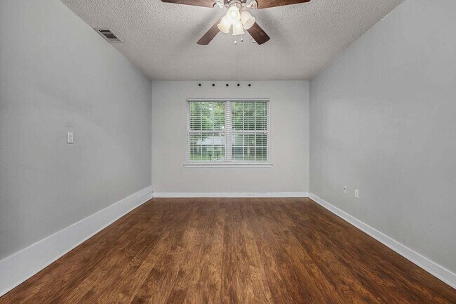 Building Photo - 202 Brittany Ln