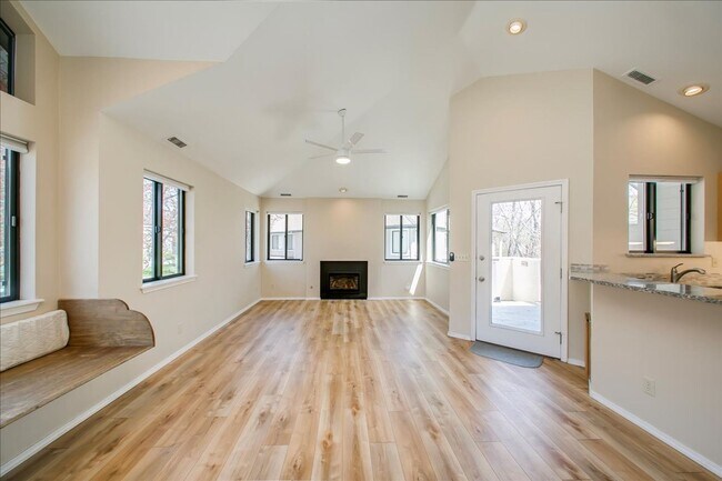 Building Photo - Elegant Condo Near the River