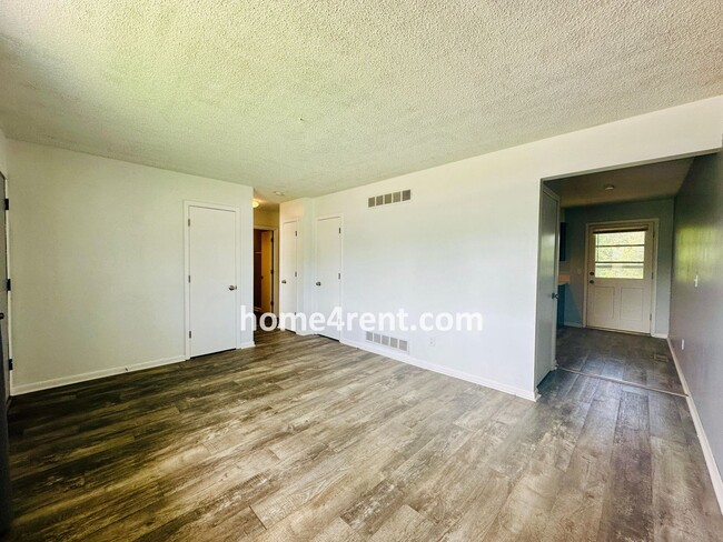 Building Photo - Raised Ranch Style Home in KCK w/ a Finished Basement and Conveniently Located Near I-635!