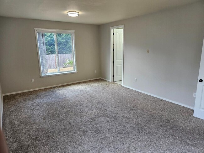 Building Photo - Spacious Tacoma Home with Gas Fireplace, 3-Car Garage & Covered Patio!