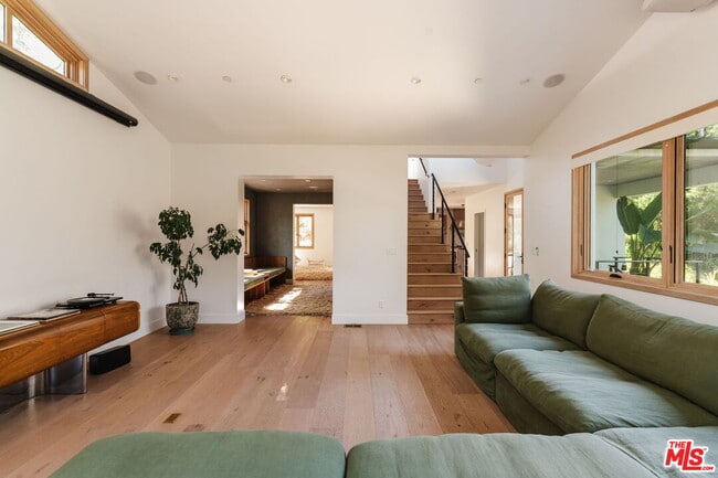 Building Photo - 1149 Old Topanga Canyon Rd