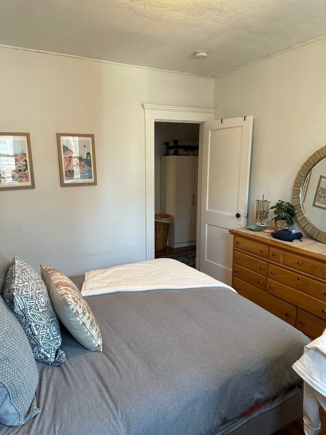 Building Photo - Don't miss out on this amazing deal!