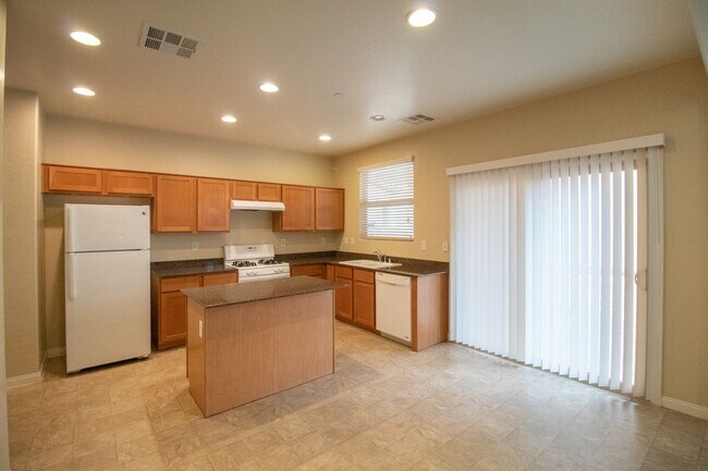 Building Photo - GUARD GATED 3 BD 2.5 BTH HOME IN HENDERSON