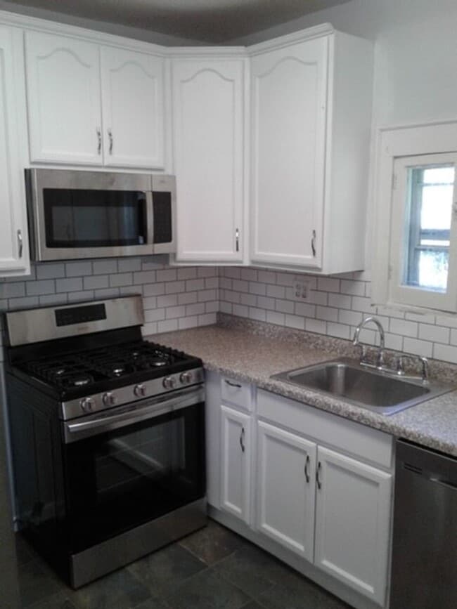 Building Photo - Beautiful 3 bed / 1 bath home on corner lot with attached garage in quiet Sparta neighborhood!