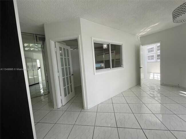 Building Photo - 825 Brickell Bay Dr