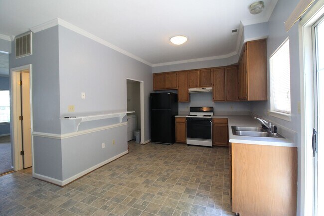 Building Photo - 2 Bedroom 2 Bath Townhome