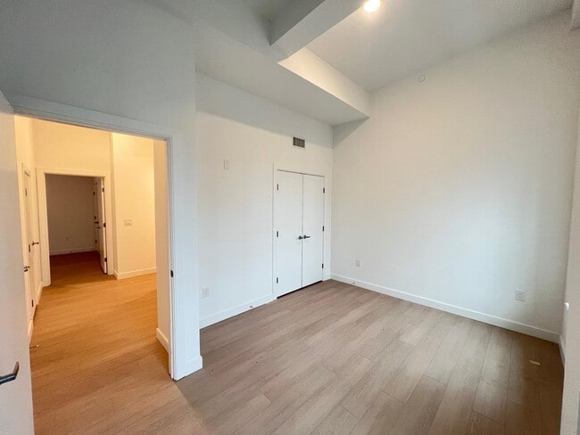 Building Photo - 141 Christopher Columbus Dr