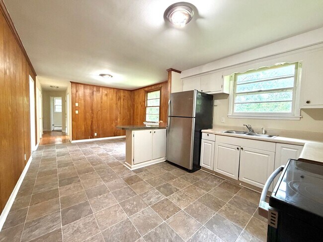Building Photo - 221 Mills Dr
